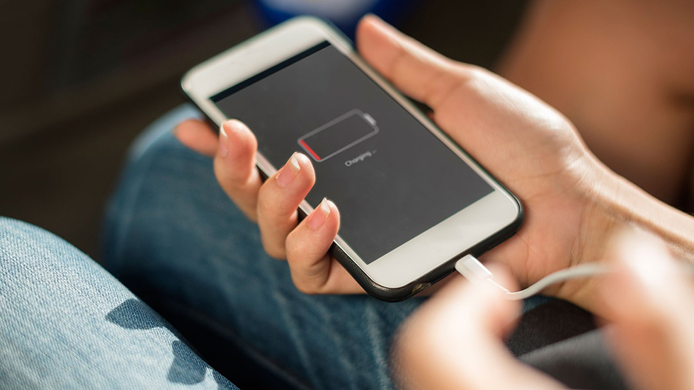 Можно ли оставлять iPhone на зарядке на ночь?
