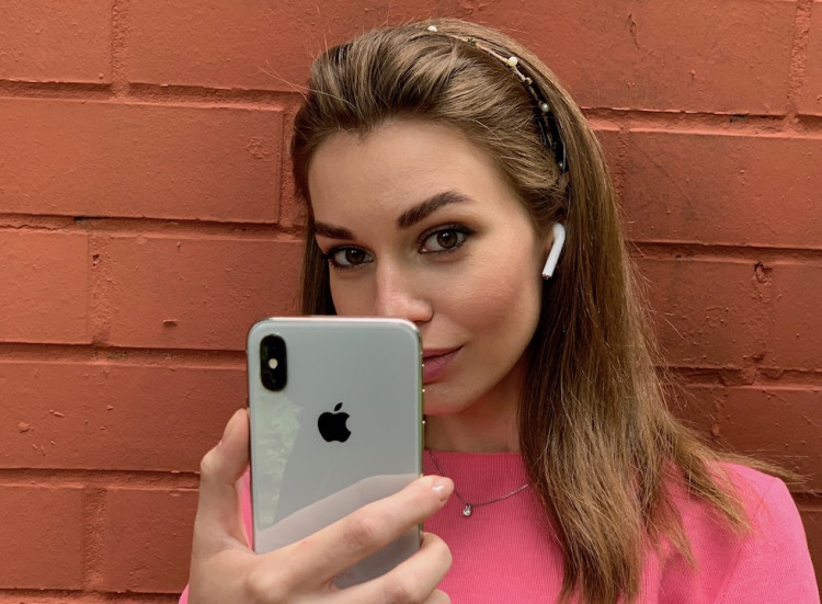 Девушка с AirPods и iPhone X