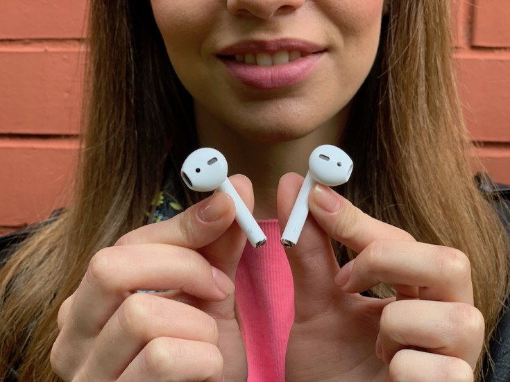 AirPods второго поколения в руках у девушки