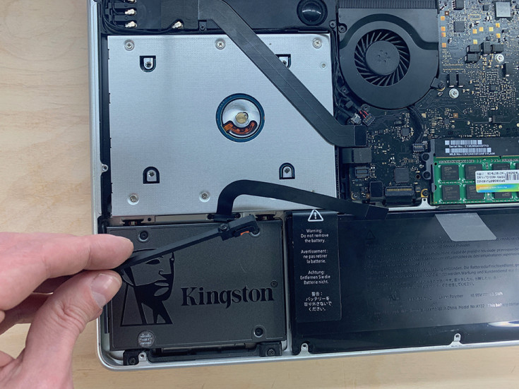 Устанавливаем держатель SSD-диска в MacBook Pro