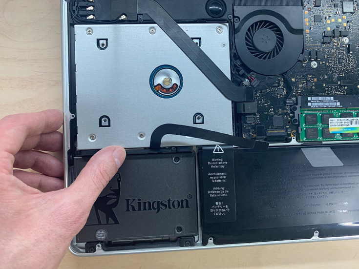 Устанавливаем держатель SSD-диска в MacBook Pro