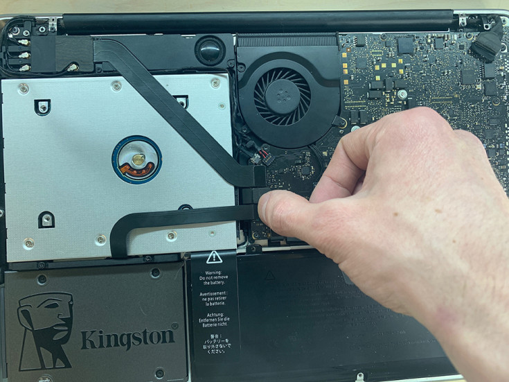 Подключаем шлейф динамка в MacBook Pro