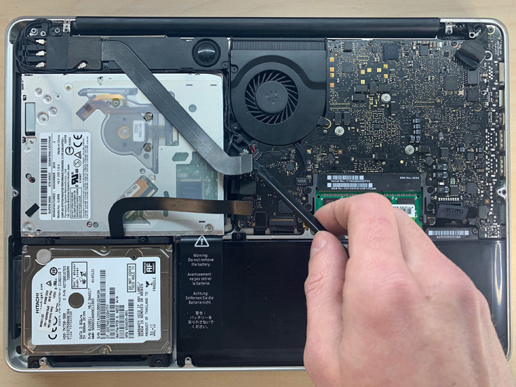 Отключение шлейфа Bluetooth-модуля на MacBook Pro