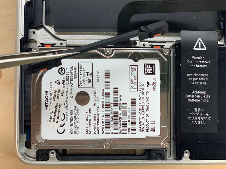 Извлекаем планку жесткого диска в MacBook Pro