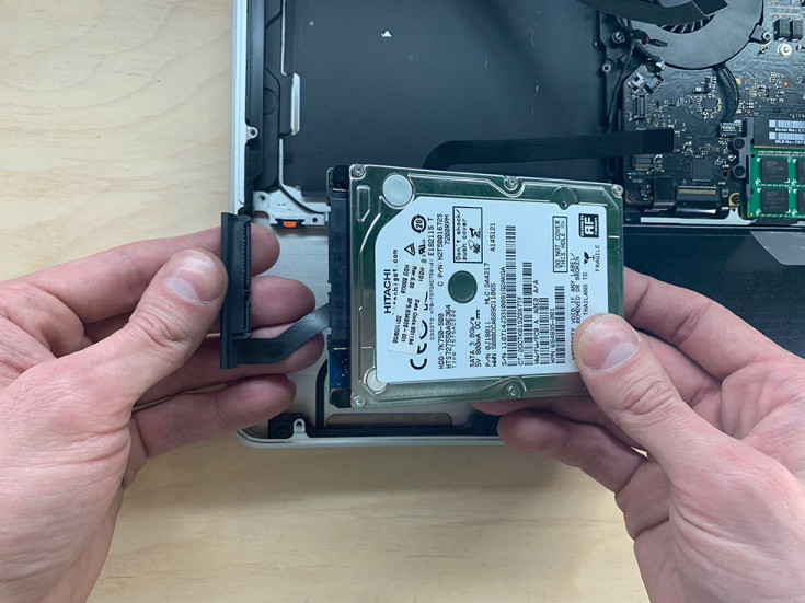 Отсоединить шлейф жесткого диска в MacBook Pro