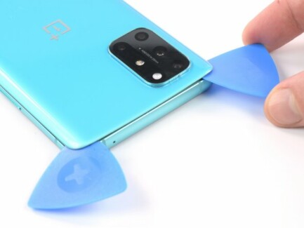 Сдвиньте его вдоль верхнего края OnePlus 8T в верхний левый угол, чтобы срезать клей